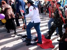 У Донецьку ветерани розтоптали чорно-червоний прапор ОУН-УПА