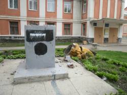 У Чернігові знищено статую Леніна. Фотофакт