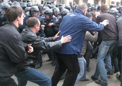 9 травня у Львові: протести, червоні прапори, стрілянина. Фото