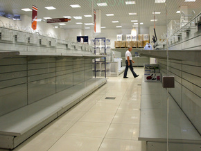 Пусті полиці магазинів побутової техніки в Білорусі. Фото