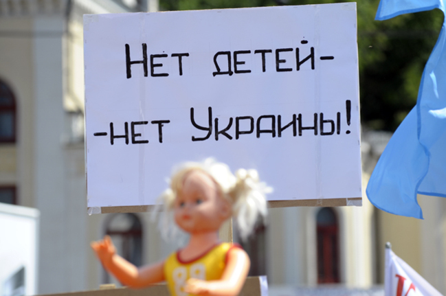Донецька влада закриває школу і вивозить із неї меблі та інвентар