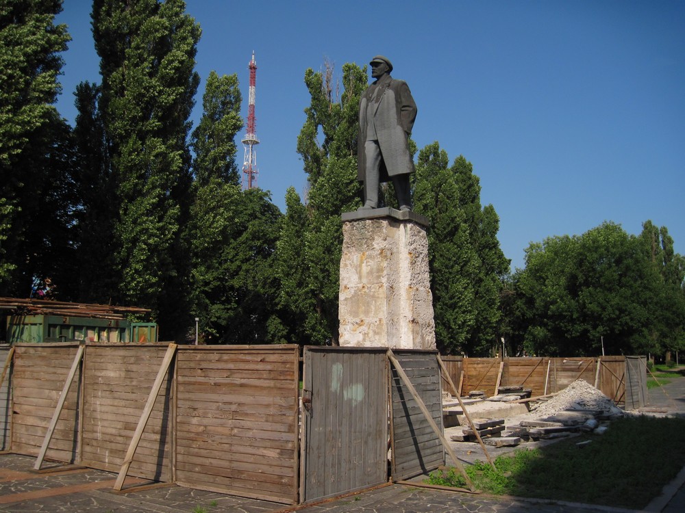 Хто і за які кошти ремонтує монумент Леніну у Чернігові: запит УНП