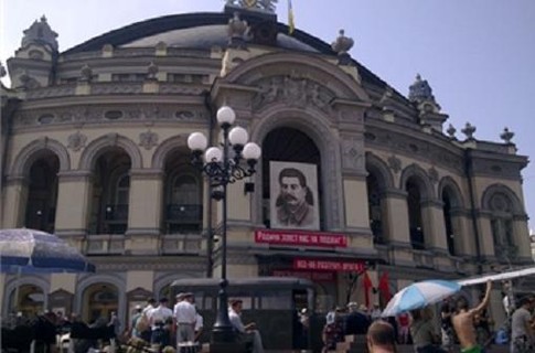Сталін у Києві, на будівлі Національної опери України