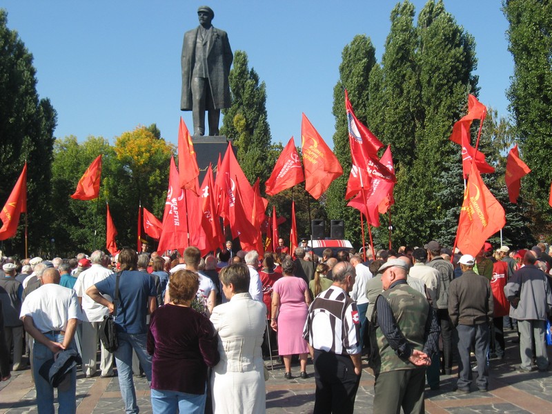 Петро Симоненко у Чернігові спробував оживити Леніна та одночасно голосував у Верховній Раді