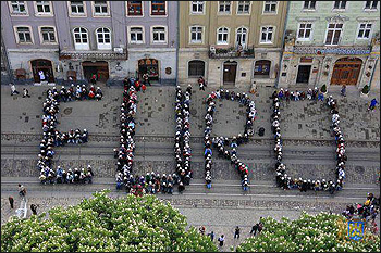 Львівські школярі склали велетенське слово Євро-2012