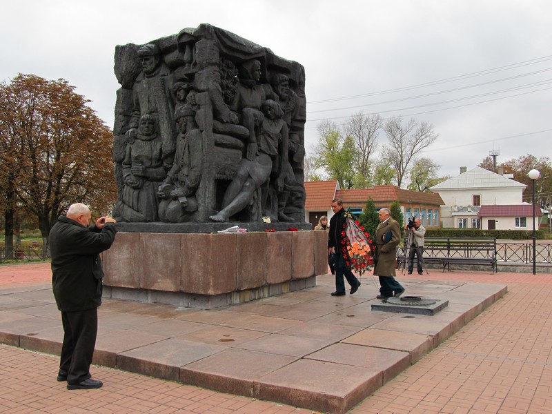 Делегація Української спілки в’язнів – жертв нацизму вшанувала пам’ять жертв Корюківської трагедії 1943 р.