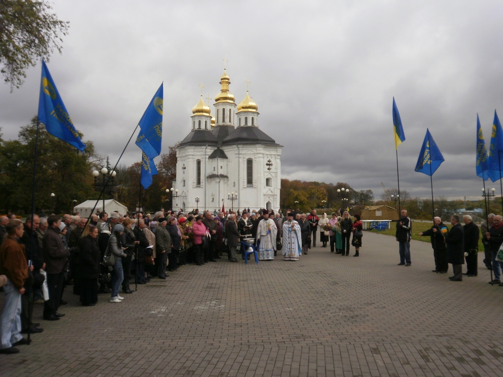 У Чернігові на Покрову відзначено День Українського козацтва, УПА та засуджено наступ на демократію. Фото