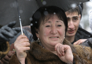 Південна Осетія: на площі Цхінвалі люди готуються до ночі - рубають дрова і розпалюють багаття