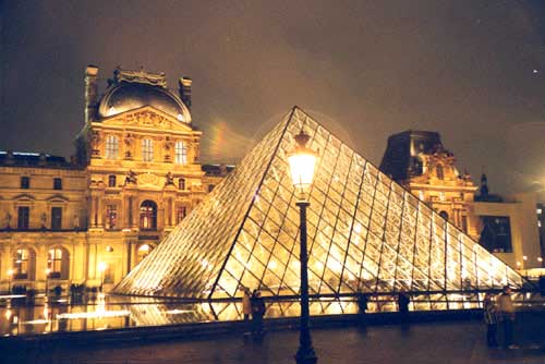 Паризький Лувр визнали найпопулярнішим музеєм світу