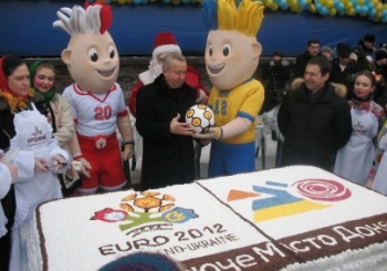 У Донецьку випекли 200-кілограмовий торт-логотип Євро