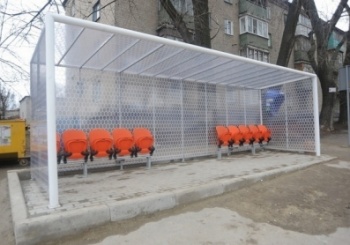 У Донецьку на зупинці встановили футбольні ворота. Фотофакт