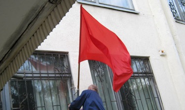 Георгіївська стрічка і червоні прапори у Луганську