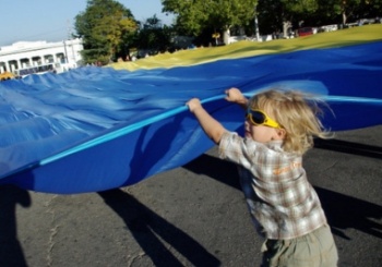 Мер Донецька закликав прикрасити все місто синьо-жовтими прапорами