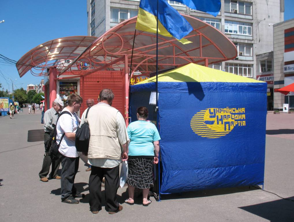 Чернігівці ставали в чергу, щоб підписатися на захист української мови. Фото