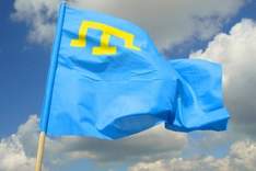 Кримські татари затвердили національні прапор та гімн