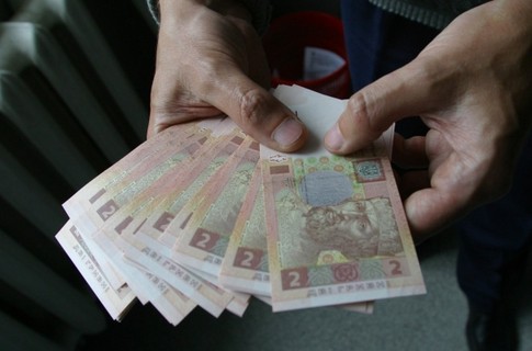 Середня зарплата в Україні знову знизилася