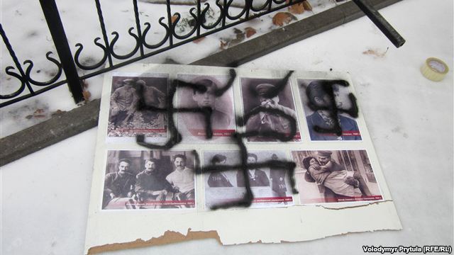 Виставку про Сталіна, привезену з Росії, розгромили в Сімферополі. Фото