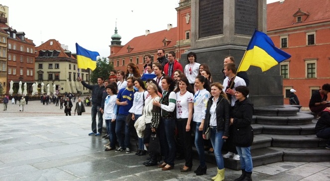 У польських містах пройшли марші українських вишиванок