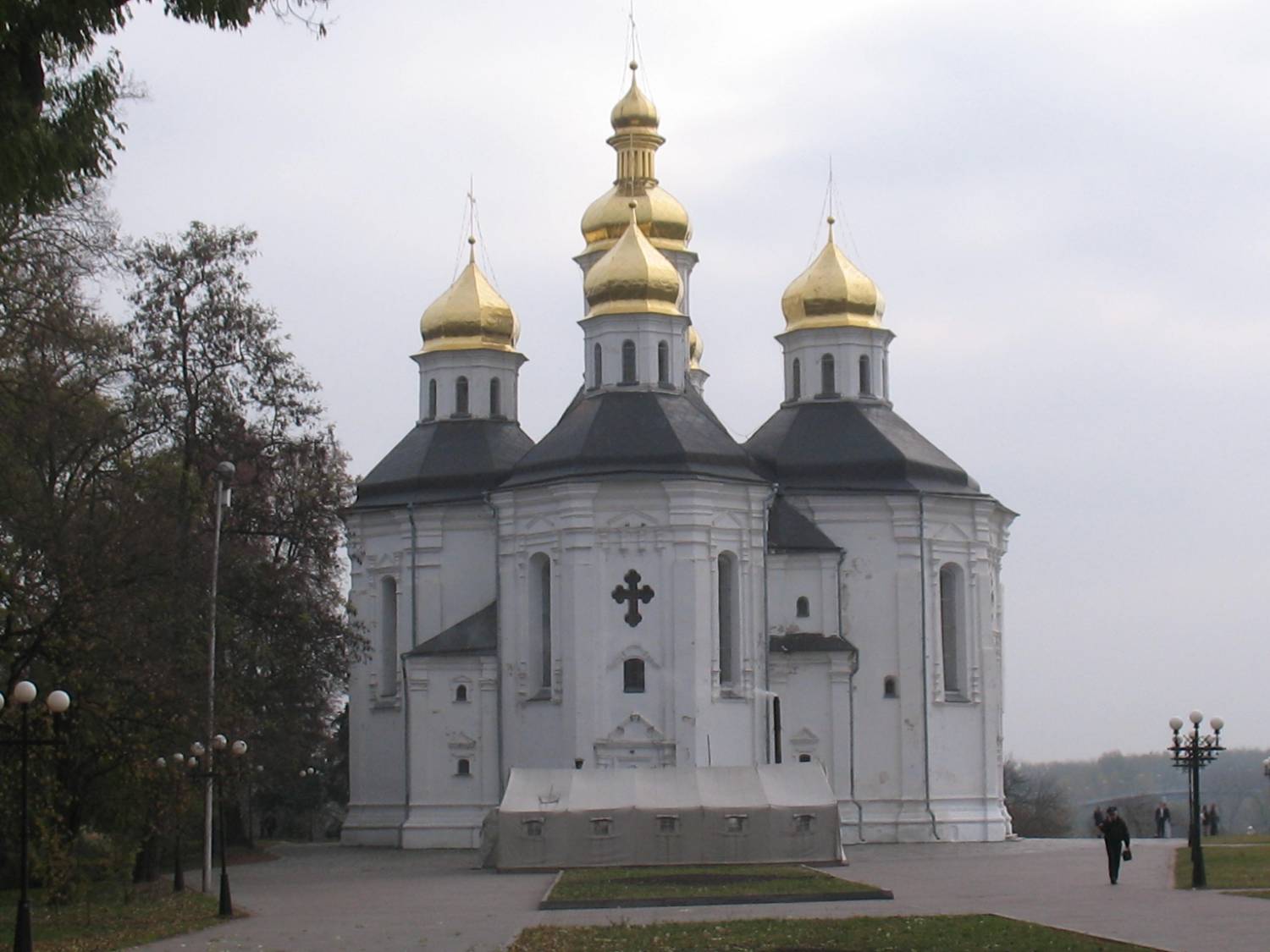Чернігівський РУХ вимагає прибрати незаконні намети біля Катерининської церкви