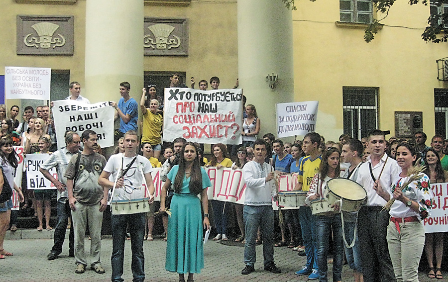 Cтуденти та викладачі Дніпропетровського державного аграрного університету протестують