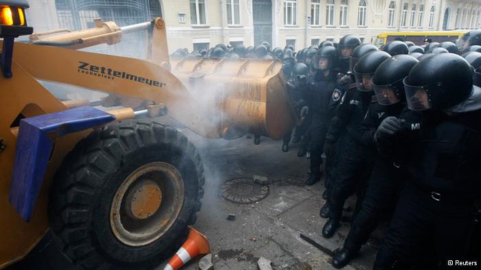 Групи демонстрантів у Києві штурмують адміністрацію президента