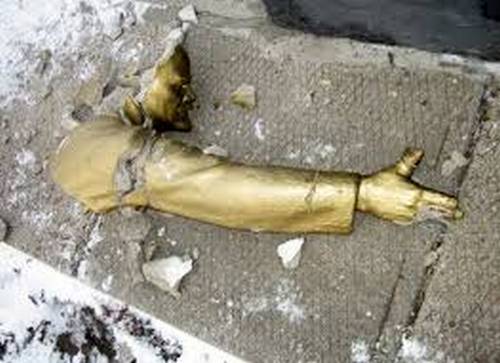 Одеська міліція про Леніна: «Внаслідок саморуйнування постаменту сталося падіння пам’ятника…»