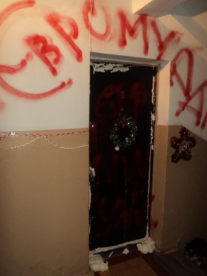 У Чернігові активісту Євромайдану позаливали смолою замки у дверях. Фотофакт