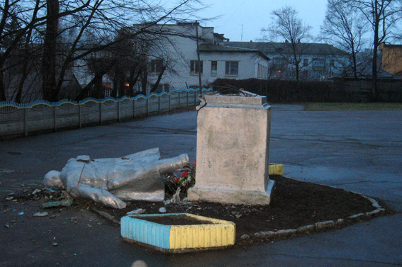 У Бердичеві впав з постаменту пам’ятник Леніну. Фото