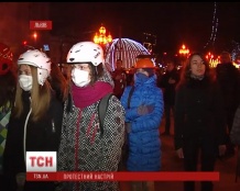 У Львові відбулася демонстрація в касках, друшляках і масках. Відео