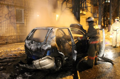 Терор продовжується: у Києві спалили автомайданівцям 7 машин. Фото
