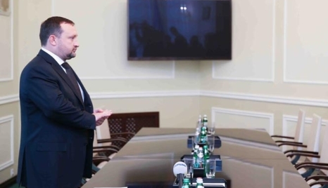 Арбузов роздуває штат уряду
