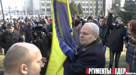 З російськими прапорами сепаратисти мітингують у Севастополі і Керчі (оновлено)