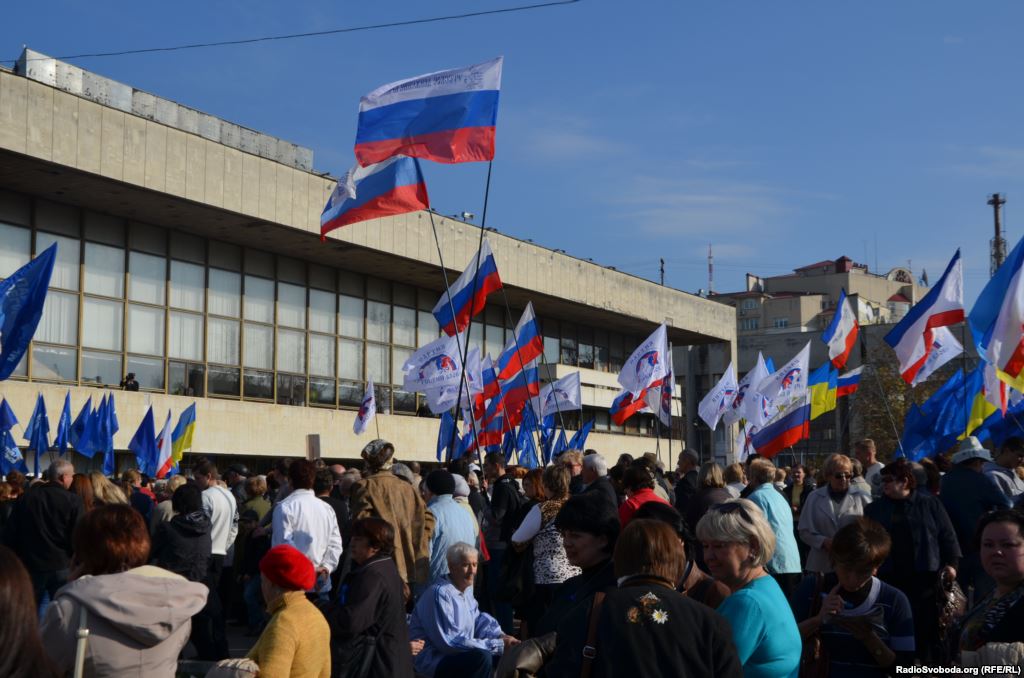 Мітингувальники із російськими прапорами обрали лідером громадянина Росії й доручили йому керувати громадою в Севастополі