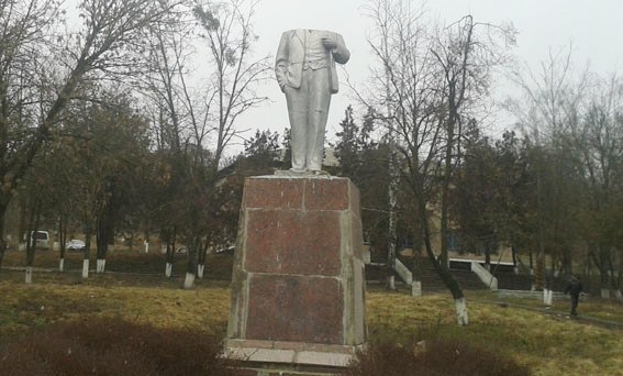 На Полтавщині знайшли ще одного безголового Леніна. Фотофакт