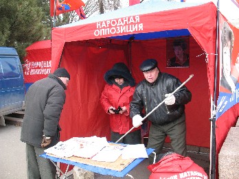 Николаев. Витренковцы мёрзнут против НАТО и раздают злоязычную литературу. Фото