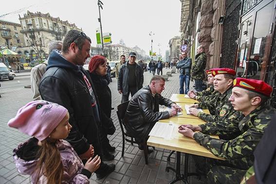 У Києві організовано тимчасовий пункт набору добровольців до лав Національної гвардії України. Фото