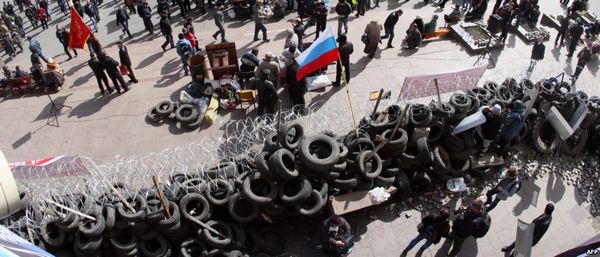 Проросійські активісти забарикадували будівлю СБУ в Донецьку та вимагають референдуму