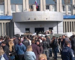 У захопленій терористами будівлі СБУ в Луганську знаходиться близько 120 озброєних бойовиків