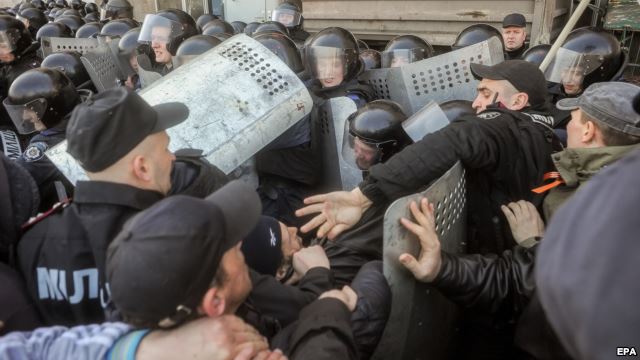 Сепаратисти у Донецьку обіцяють сьогодні розпустити обласну раду