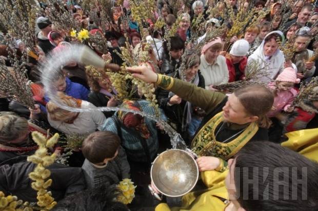 Вербну неділю сьогодні святкують православні християни