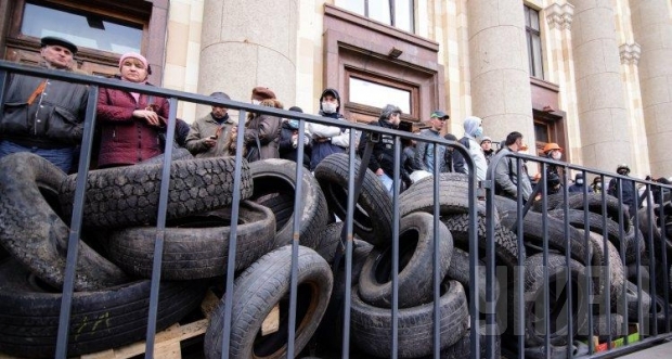 Проросійські активісти увірвалися у двір Харківської міськради (оновлюється)