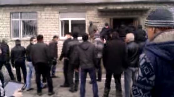 Горлівка. Сепаратисти штурмують міліцію (онлайн - трансляція)