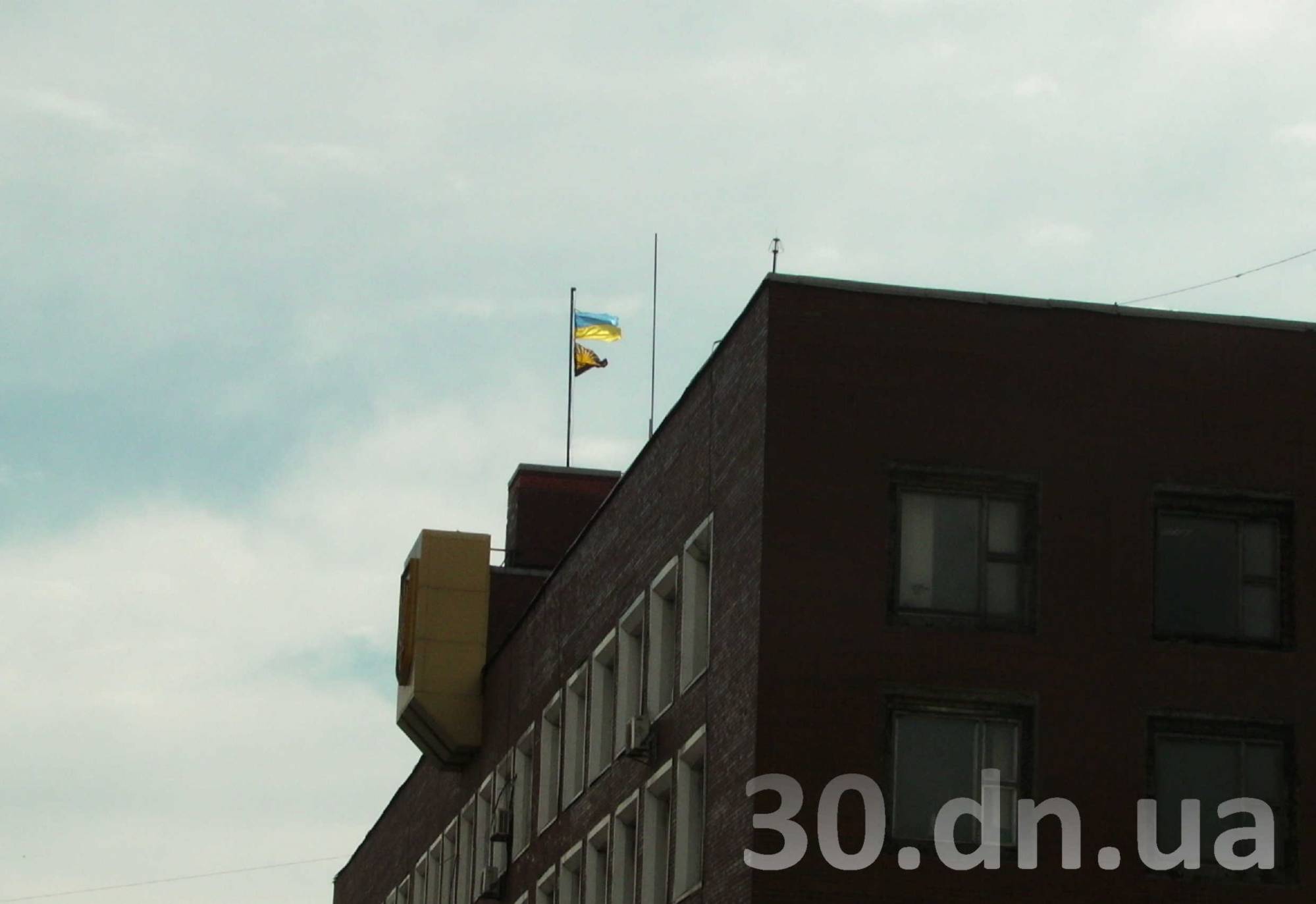 З Єнакіївського виконкому вигнали сепаратистів і повернули на місце прапор України. Фотофакт