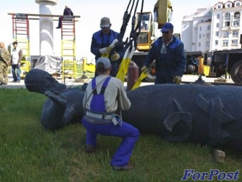 У Севастополі демонтували пам'ятник гетьману Сагайдачному. Фото