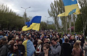 Терористи б'ють кийками під час мітингу за єдину Україну у Донецьку. Відео