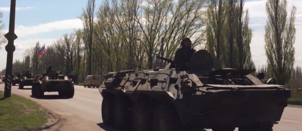 Російська армія підганяє до кордонів з Україною БТРи, артустановки та командно-штабну машину (ВІДЕО)