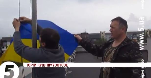 Український прапор знову майорить над міськрадою Алчевська (ВІДЕО)