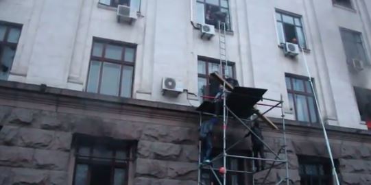 Проукраїнські активісти намагалися врятувати сепаратистів з палаючого Будинку профспілок в Одесі (ВІДЕО)