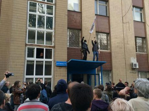 У Донецьку продовжуються погроми: на черзі терористів - військовий ліцей для школярів