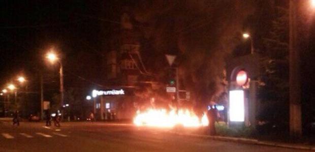 Маріуполь. Терористи перекрили дорогу, палять шини, чути постріли (ОНЛАЙН)